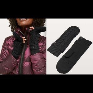 Lululemon Show Me The Sherpa Mittens
Black EUC
